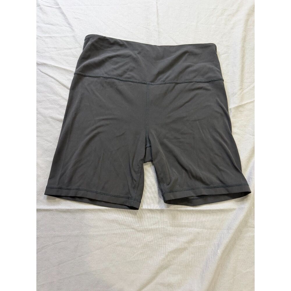 Athleta Ultra High Rise Elation 7" Shorts. Women's Size Large